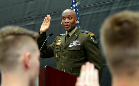 Army Enlists Cash Incentives For Recruiters Facing Higher Goals Stars And Stripes