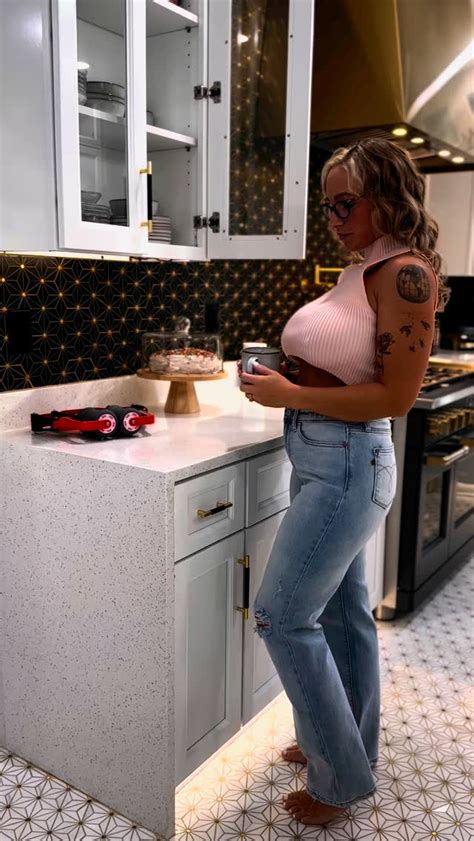 Nora's Revealing Photoshoot: Unveiling the Beauty